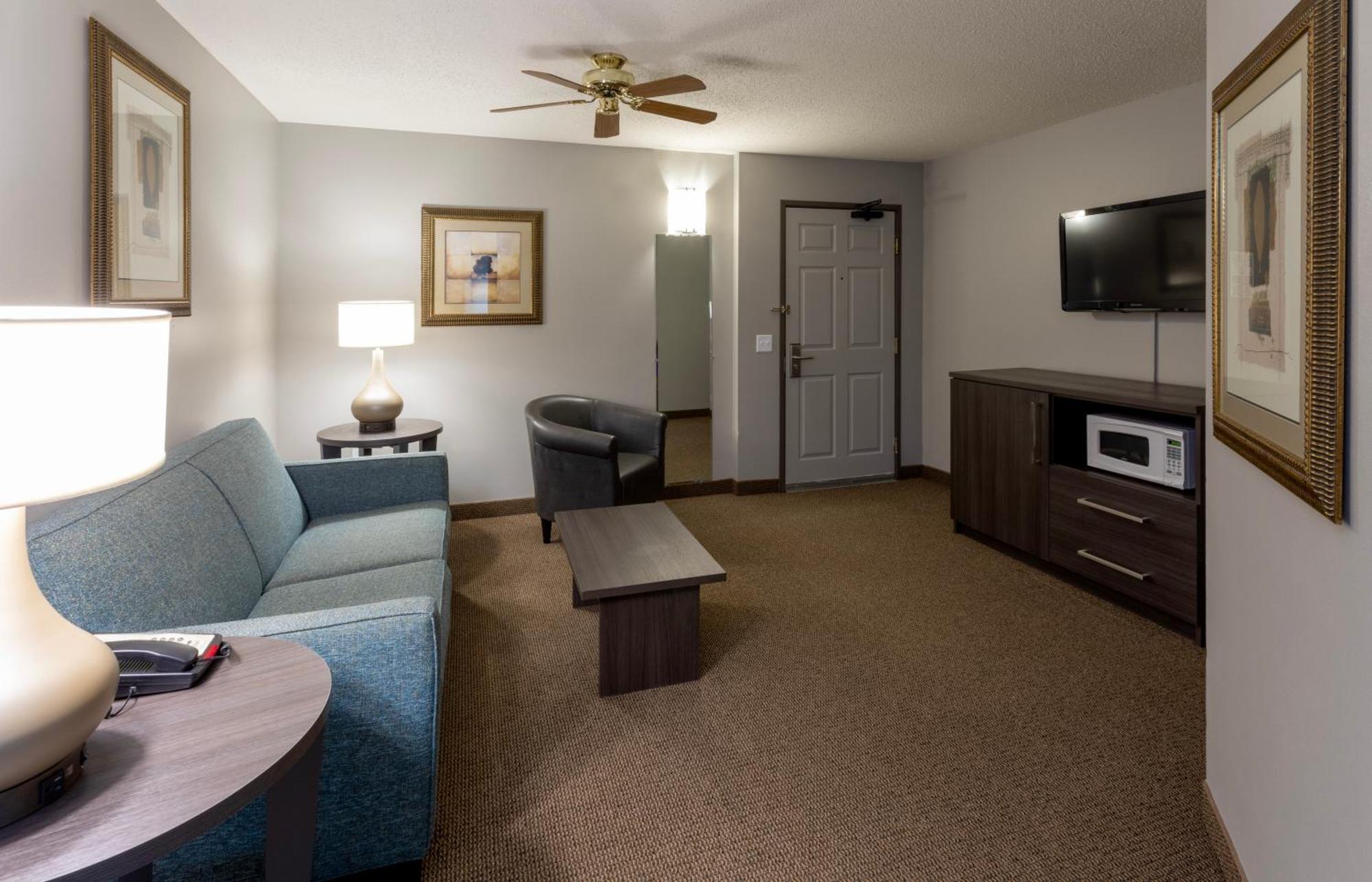 Paynesville Inn & Suites Exterior photo