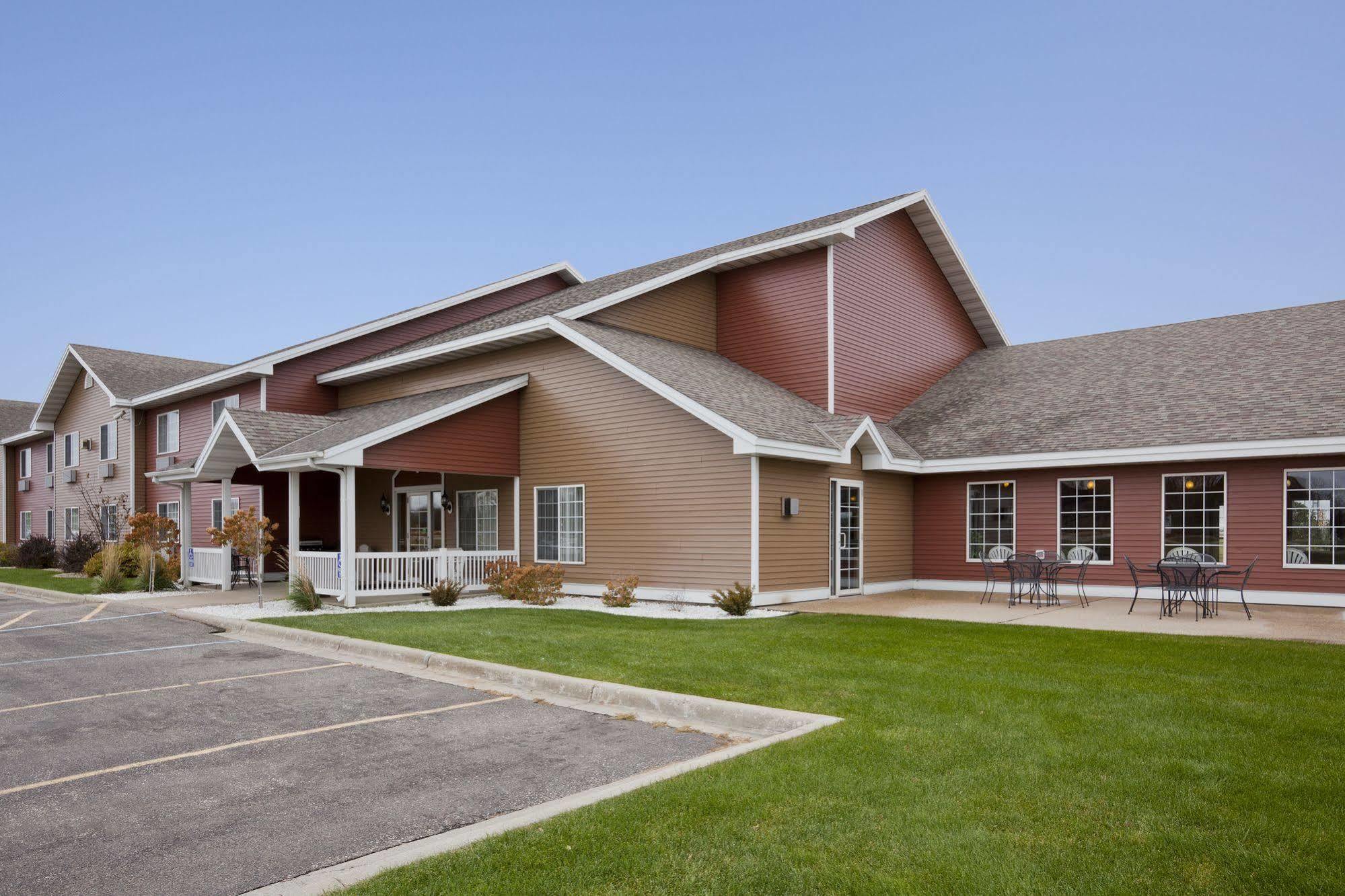 Paynesville Inn & Suites Exterior photo