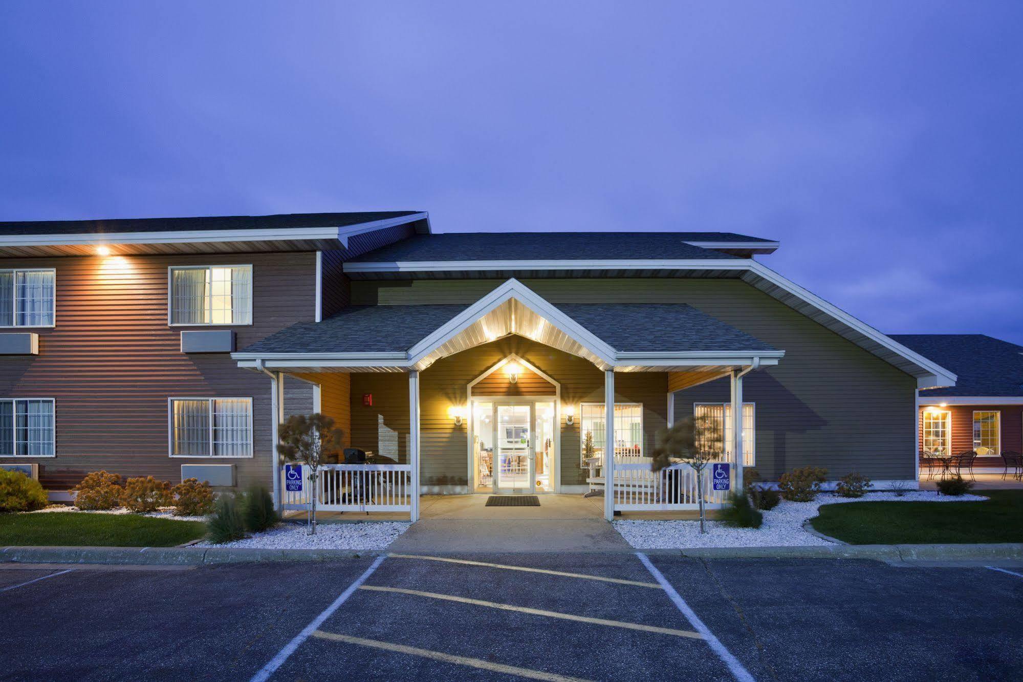 Paynesville Inn & Suites Exterior photo