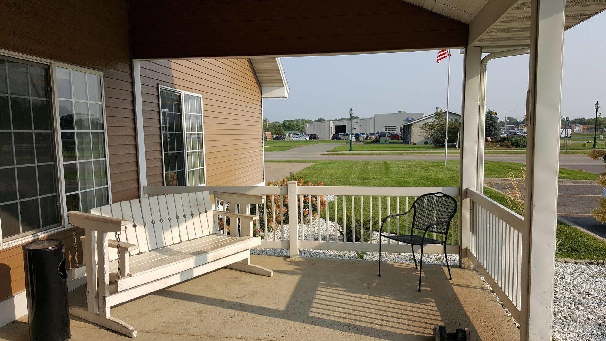 Paynesville Inn & Suites Exterior photo