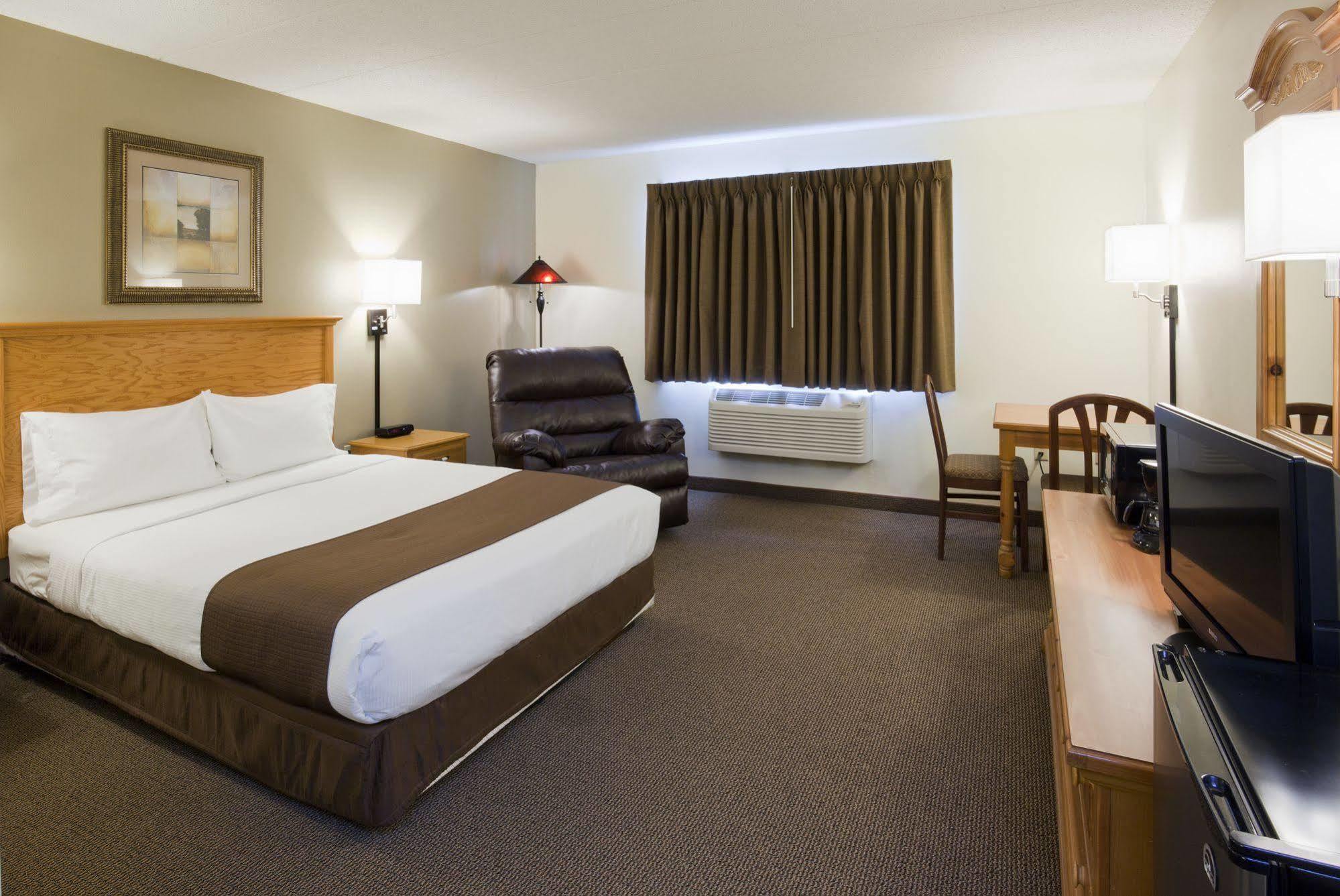 Paynesville Inn & Suites Exterior photo